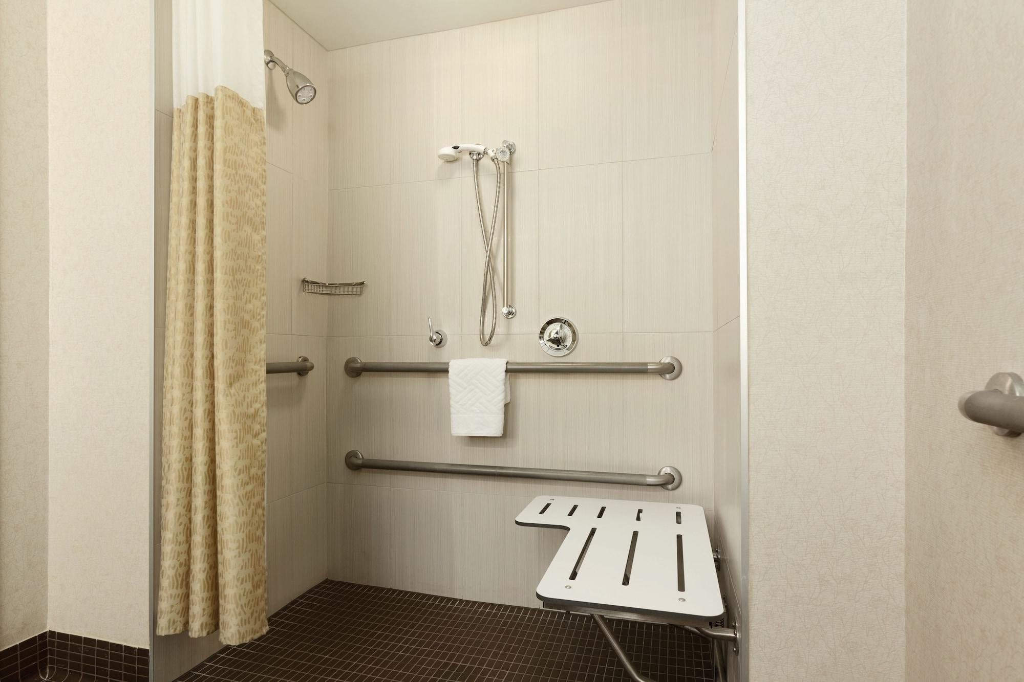 Doubletree By Hilton Hotel Boston Bayside Exterior foto